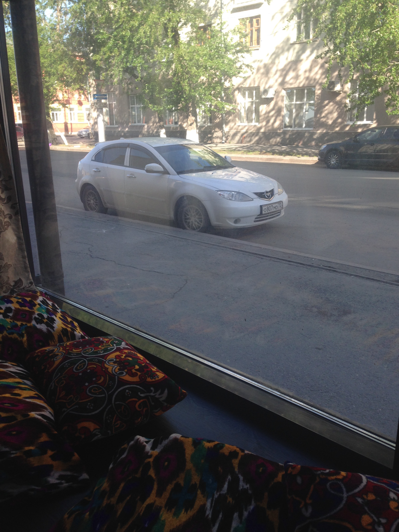 Illustration for article titled Photos I took of cars when I was in Russia